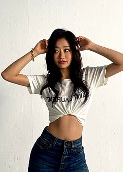 Julie Han image 1 of 1
