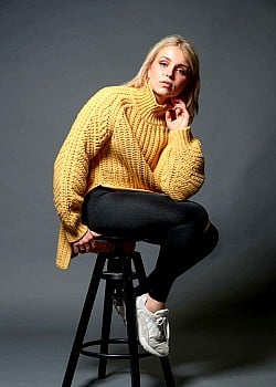 Julie Van Den Steen image 2 of 2