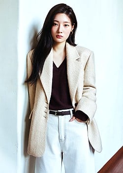 Jung Chae-yeon image 2 of 4