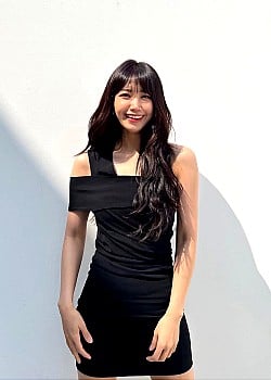 Jung Eun-ji image 1 of 3