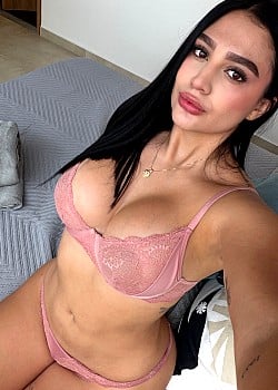 Karina Fernandez image 3 of 4