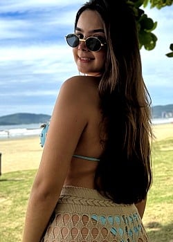 Karyne Oliveira image 3 of 4
