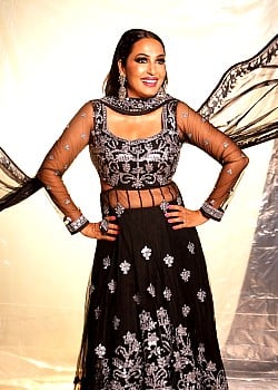 Kashmera Shah image 1 of 4