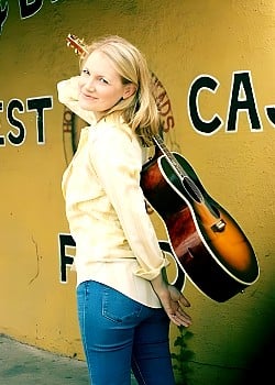 Kelly Willis image 3 of 3