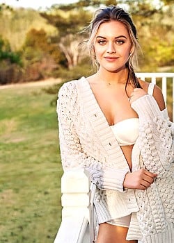 Kelsea Ballerini image 3 of 4