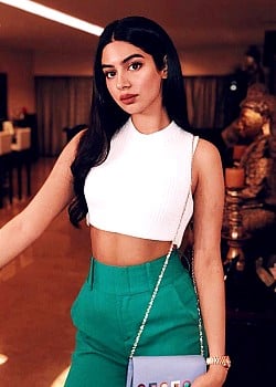 Khushi Kapoor image 2 of 4