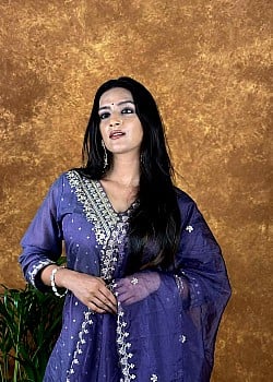 Khushi Yadav image 2 of 3