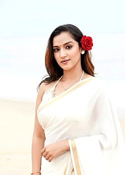 Khushi Yadav image 1 of 3