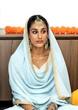 Khushnoor Rangi image 2 of 2