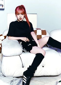 Kim Chaehyun image 2 of 4