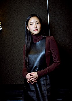 Kim Go-eun image 2 of 2