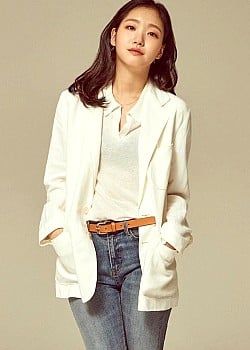 Kim Go-eun image 1 of 2