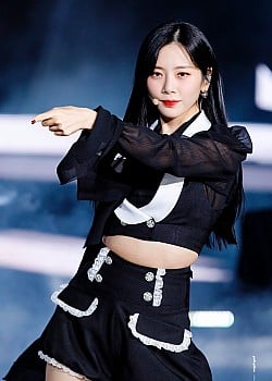 Kim Minji image 2 of 3