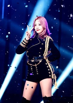 Kim Minji image 1 of 3
