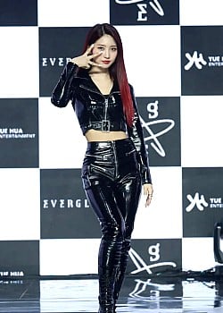 Kim Si-hyeon image 2 of 4