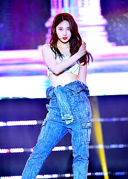 Kim Si-hyeon image 3 of 4