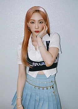 Kim Taeyeon image 2 of 4