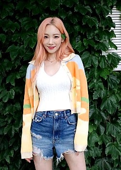 Kim Taeyeon image 3 of 4