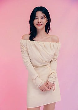 Kim Yoo-jung image 1 of 2