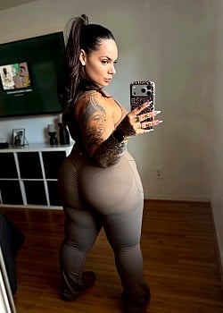 Krysellie Rosa image 2 of 3