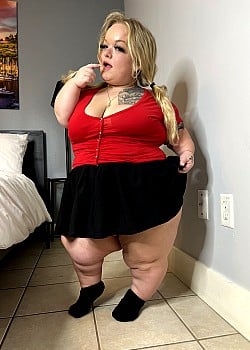 Kylie Monroe image 1 of 3