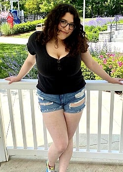 Kyra Gurny image 1 of 3