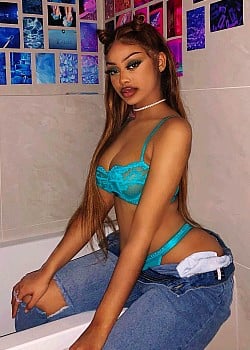 Laetitia (Instagram) image 4 of 4