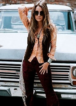 Lainey Wilson image 2 of 4