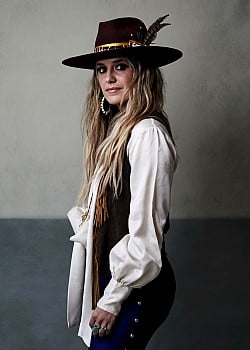 Lainey Wilson image 3 of 4