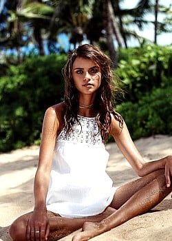Lais Oliveira image 3 of 4