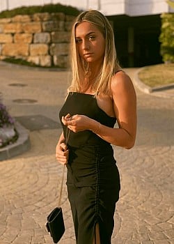 Lara Puschmann image 1 of 4