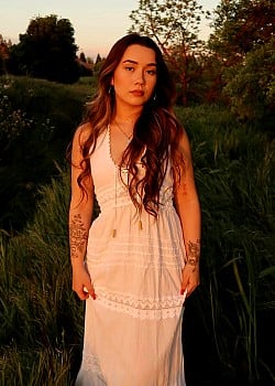 Laura Grace (Instagram) image 1 of 4