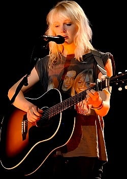 Laura Marling image 2 of 3