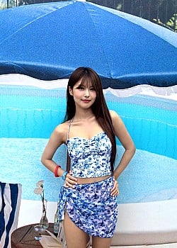 Lee AhIn image 2 of 4