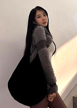 Lee Chae-yeon image 2 of 2