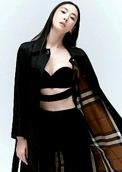 Lee Da-hee image 2 of 3
