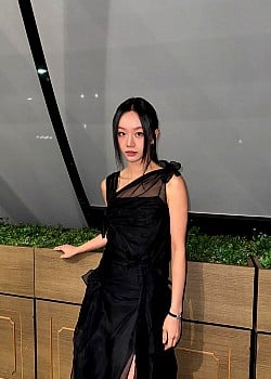 Lee Hye-ri image 1 of 2