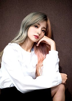 Lee Na-gyung image 2 of 2