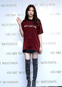 Lee Sung-Kyung image 4 of 4