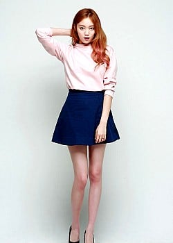 Lee Sung-Kyung image 1 of 4