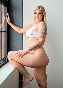 Lexi Love (Hotwife) image 1 of 3