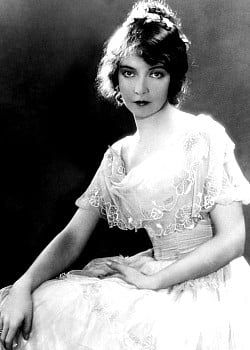 Lillian Gish image 2 of 4