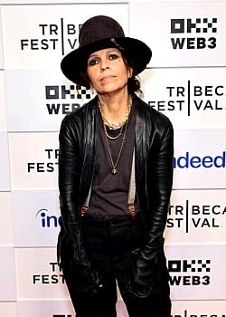 Linda Perry image 2 of 2