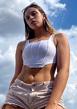 Liv Bueno image 2 of 2