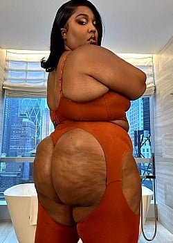 Lizzo image 2 of 4