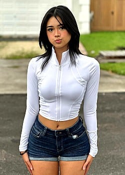 Luna Mei image 3 of 4