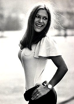 Lynda Bellingham image 1 of 1