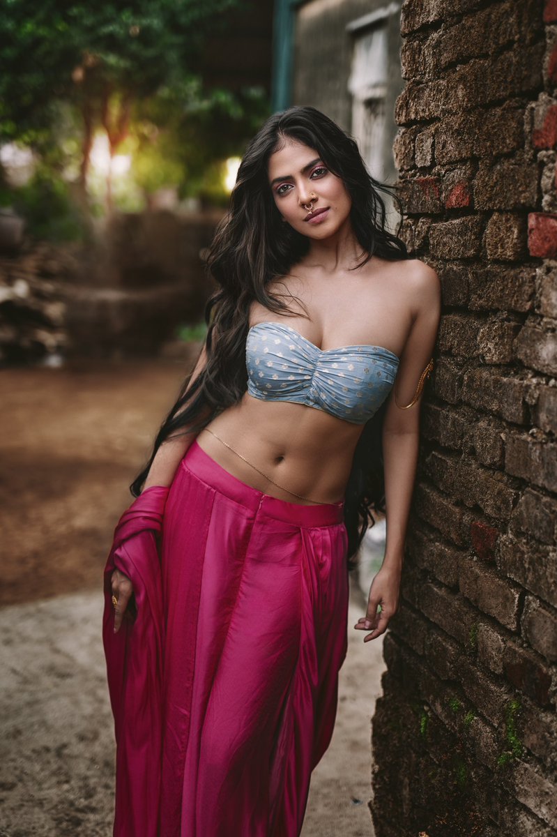 Malavika mohanan navel