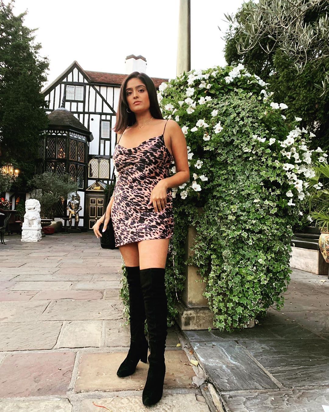 Mandeep Dhillon - Free pics, galleries & more at Babepedia