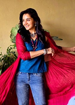 Manju Warrier image 2 of 3